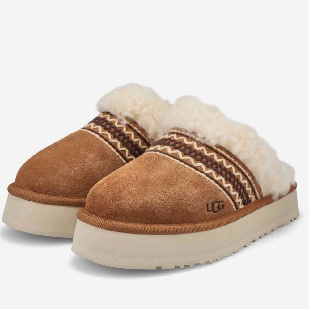 UGG Disquette Shearling Footwear Comfy, Trendy, Fall Must Have
Nearly New Sz9